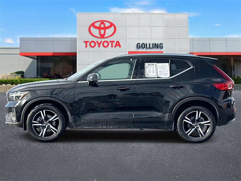 Used 2025 Volvo XC40 B5 Core image 2