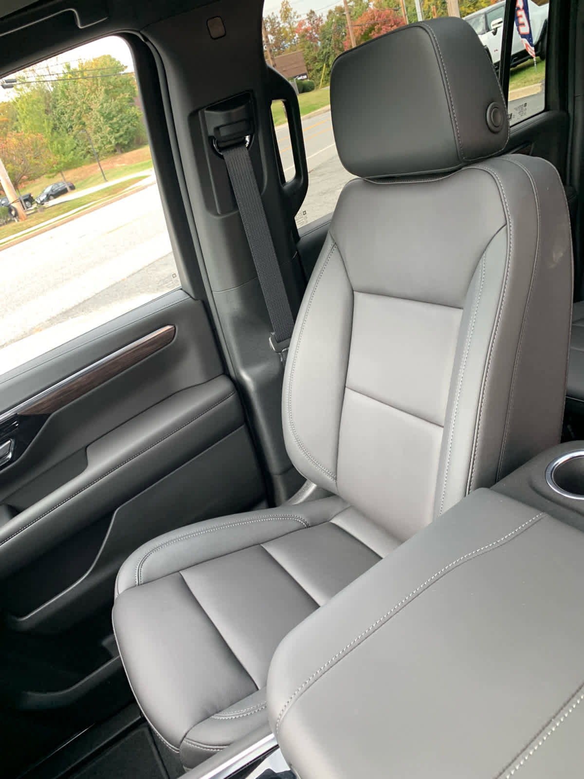 Used 2025 Chevrolet Suburban Z71 image 22