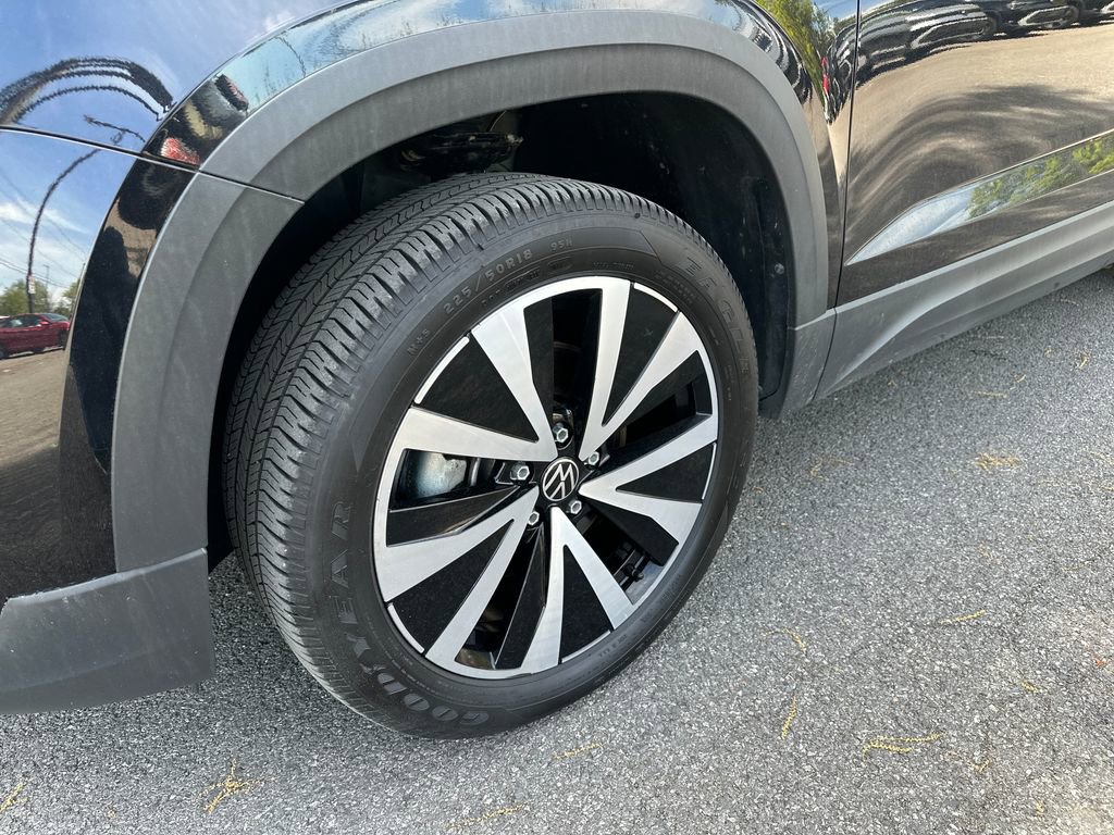 Used 2023 Volkswagen Taos SE AWD/4WD image 2