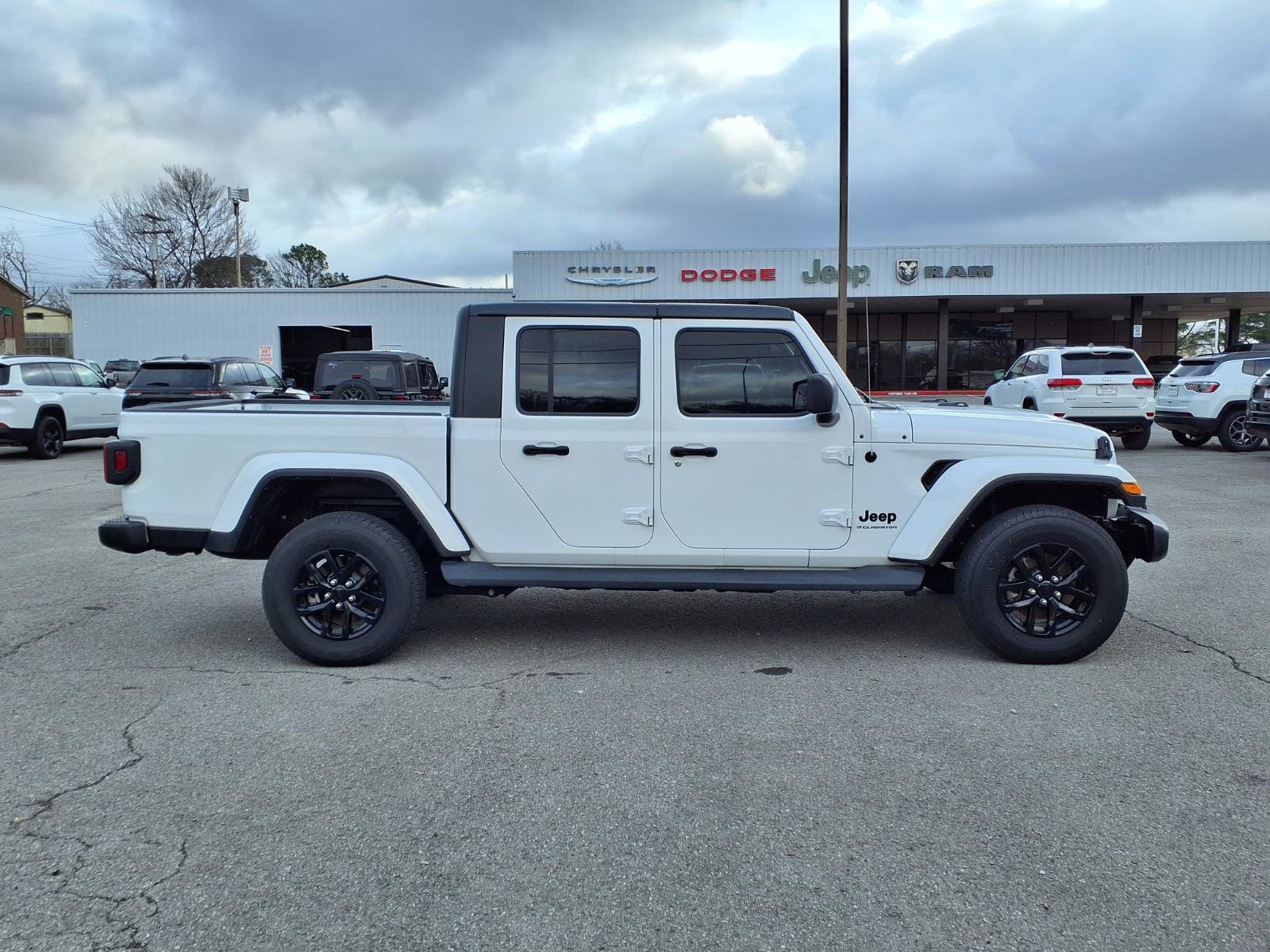 Used 2023 Jeep Gladiator Sport image 18