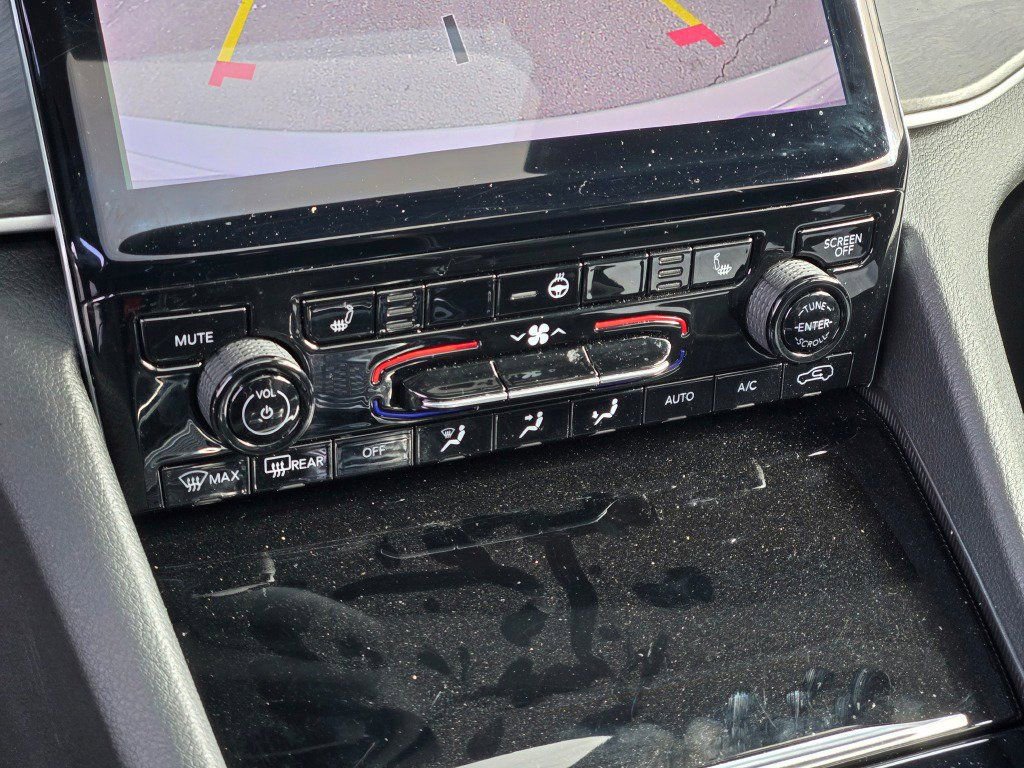 Used 2024 Jeep Grand Cherokee Limited w/ Black Appearance Package image 27