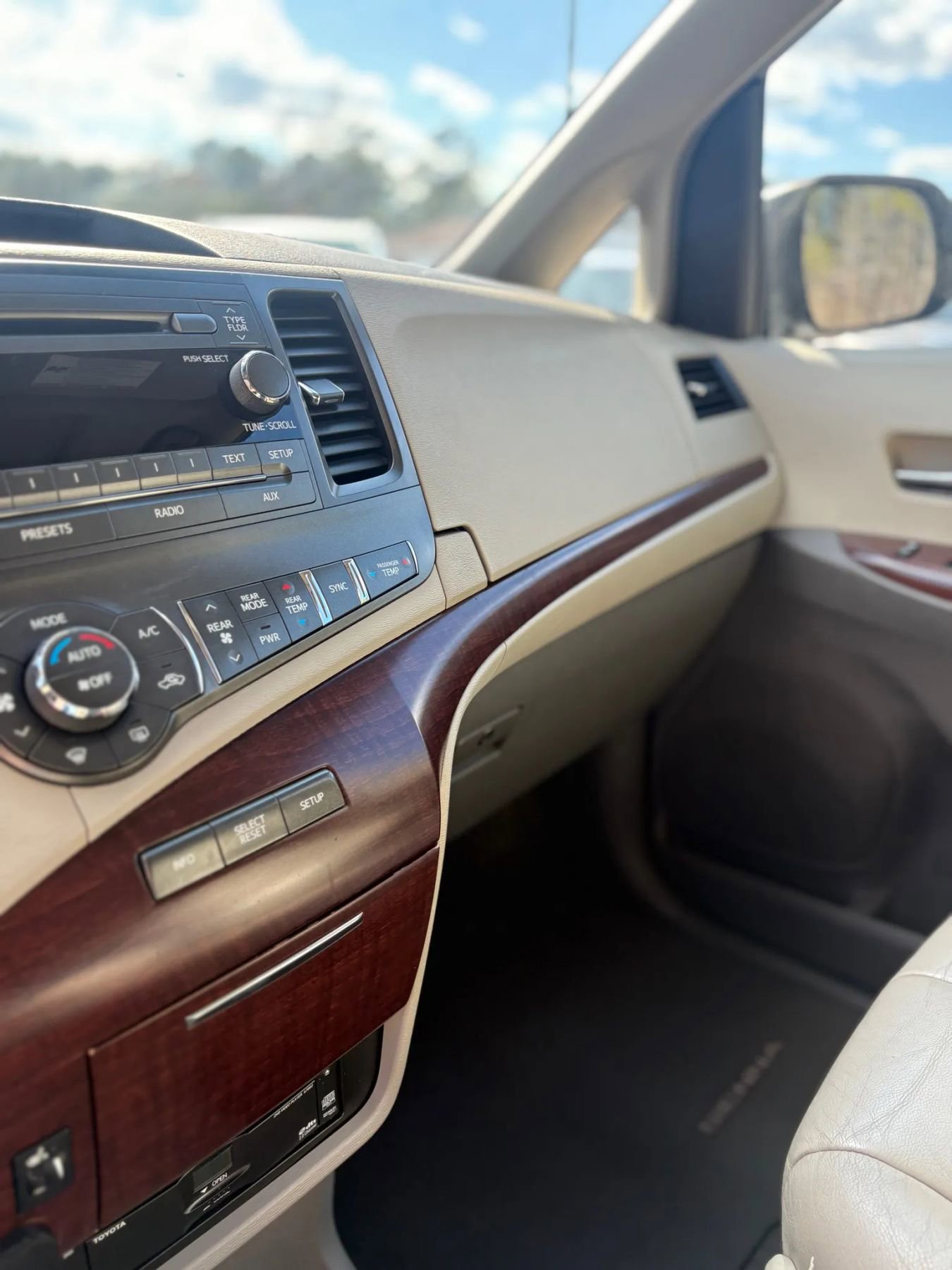 Used 2011 Toyota Sienna XLE w/ Entertainment Pkg image 43