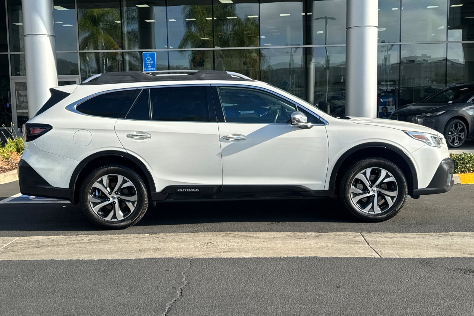 Used 2020 Subaru Outback Touring AWD/4WD image 3