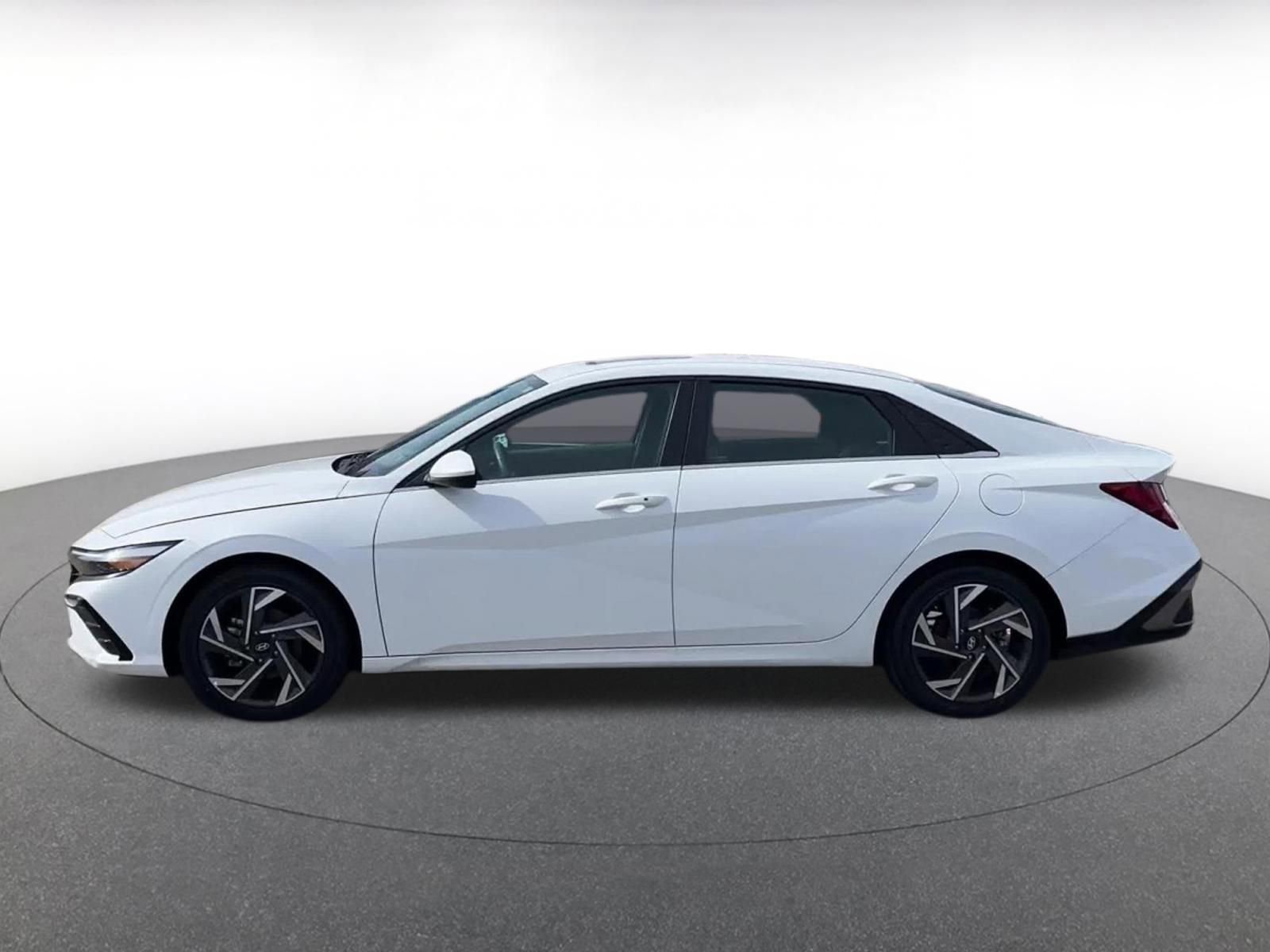 Used 2025 Hyundai Elantra SEL image 9