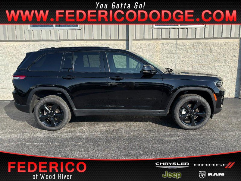 Used 2023 Jeep Grand Cherokee Limited w/ Black Appearance Package AWD/4WD image 1