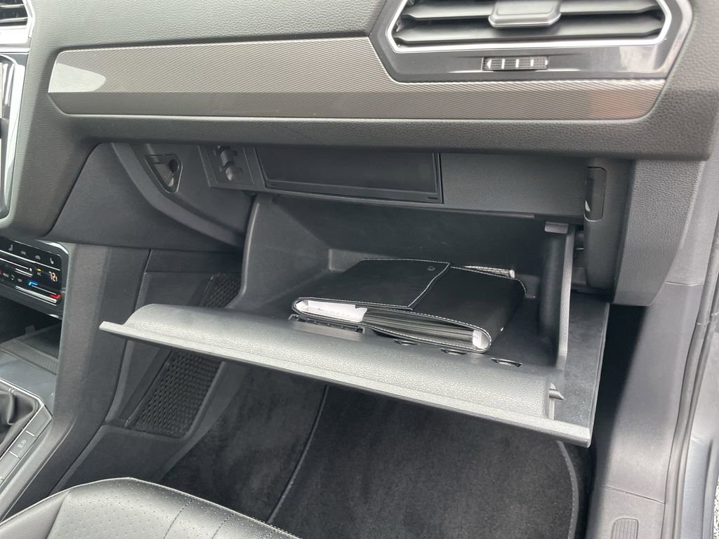 Certified 2023 Volkswagen Tiguan SE image 33