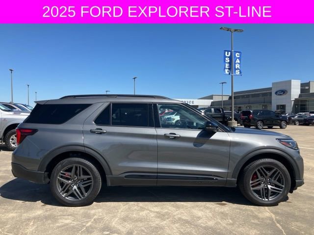 Used 2025 Ford Explorer ST-Line w/ ST-Line Street Pack AWD/4WD image 8