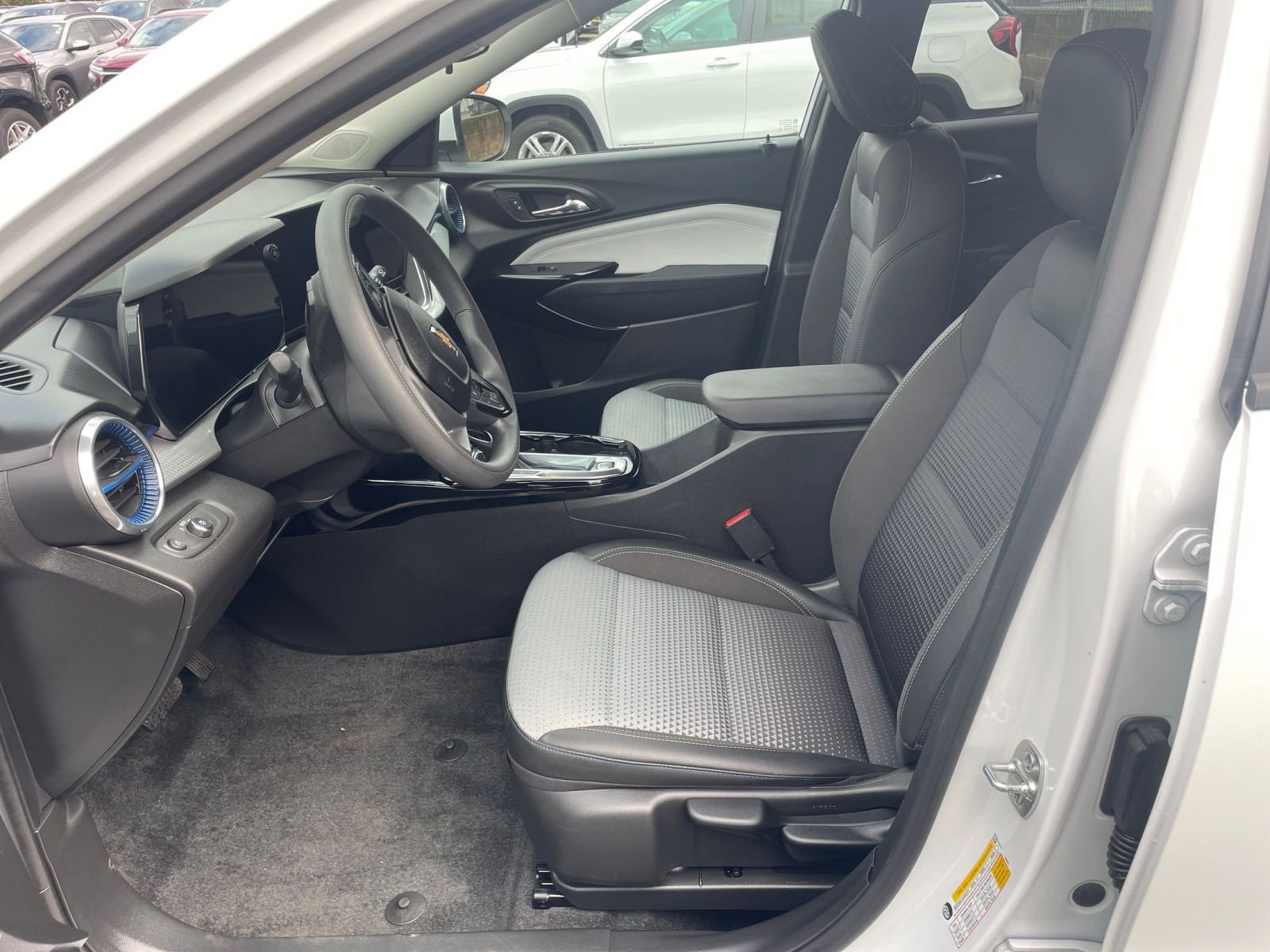 Used 2025 Chevrolet Trax LT image 27