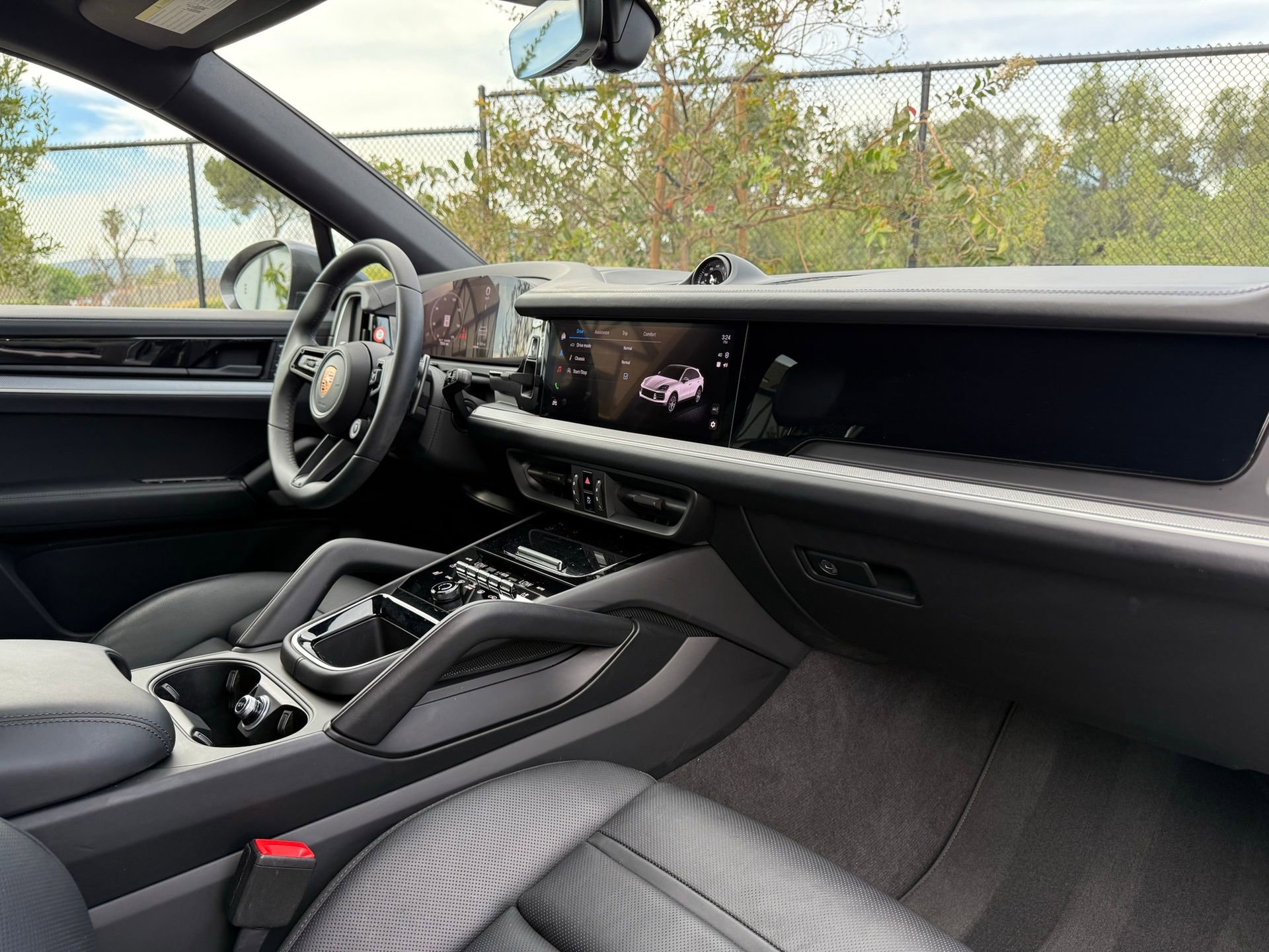 Used 2025 Porsche Cayenne Coupe image 25