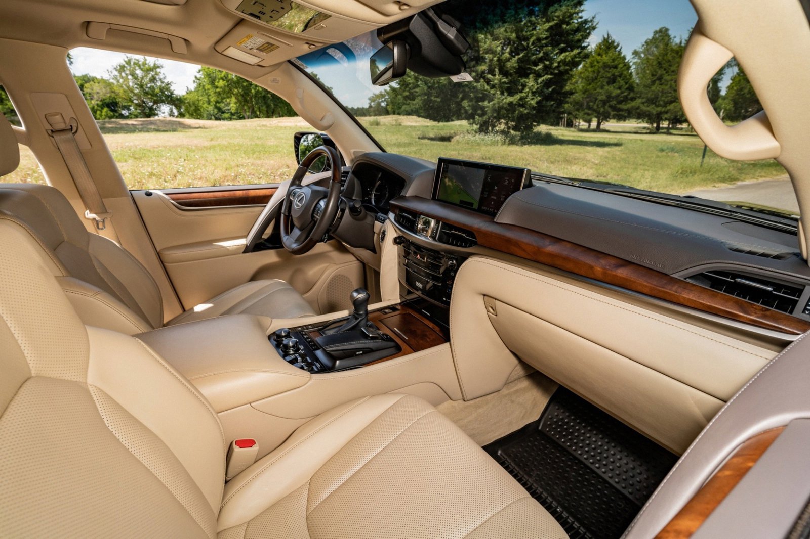 Used 2017 Lexus LX 570 4WD w/ Luxury Package image 36