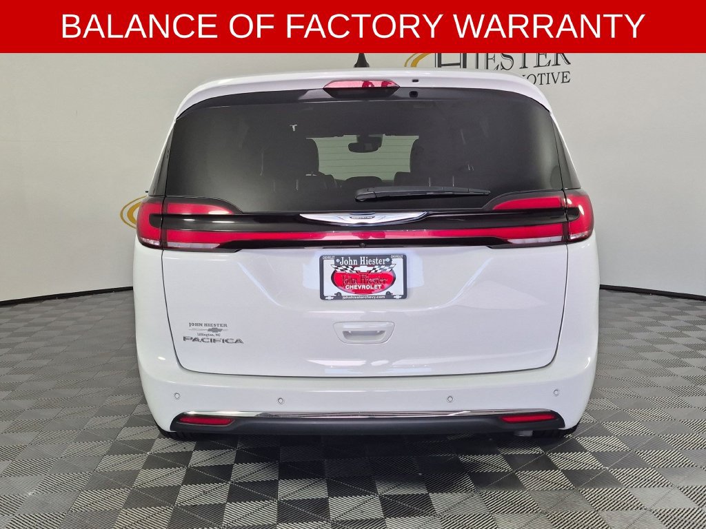 Used 2025 Chrysler Pacifica Select FWD image 5