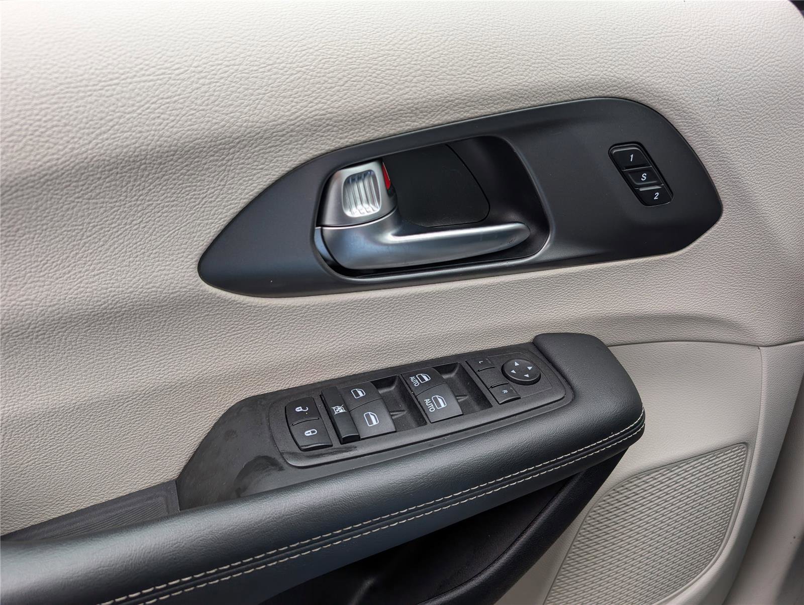 Used 2023 Chrysler Pacifica Touring-L image 19