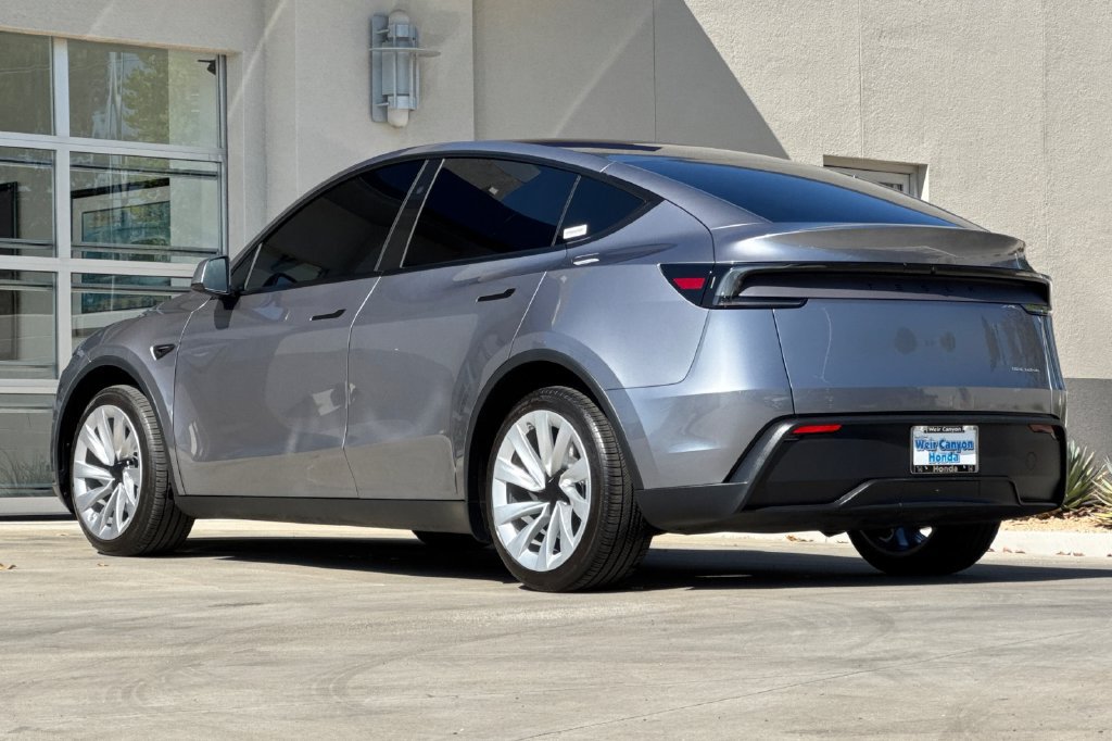 Used 2026 Tesla Model Y Long Range AWD/4WD image 3