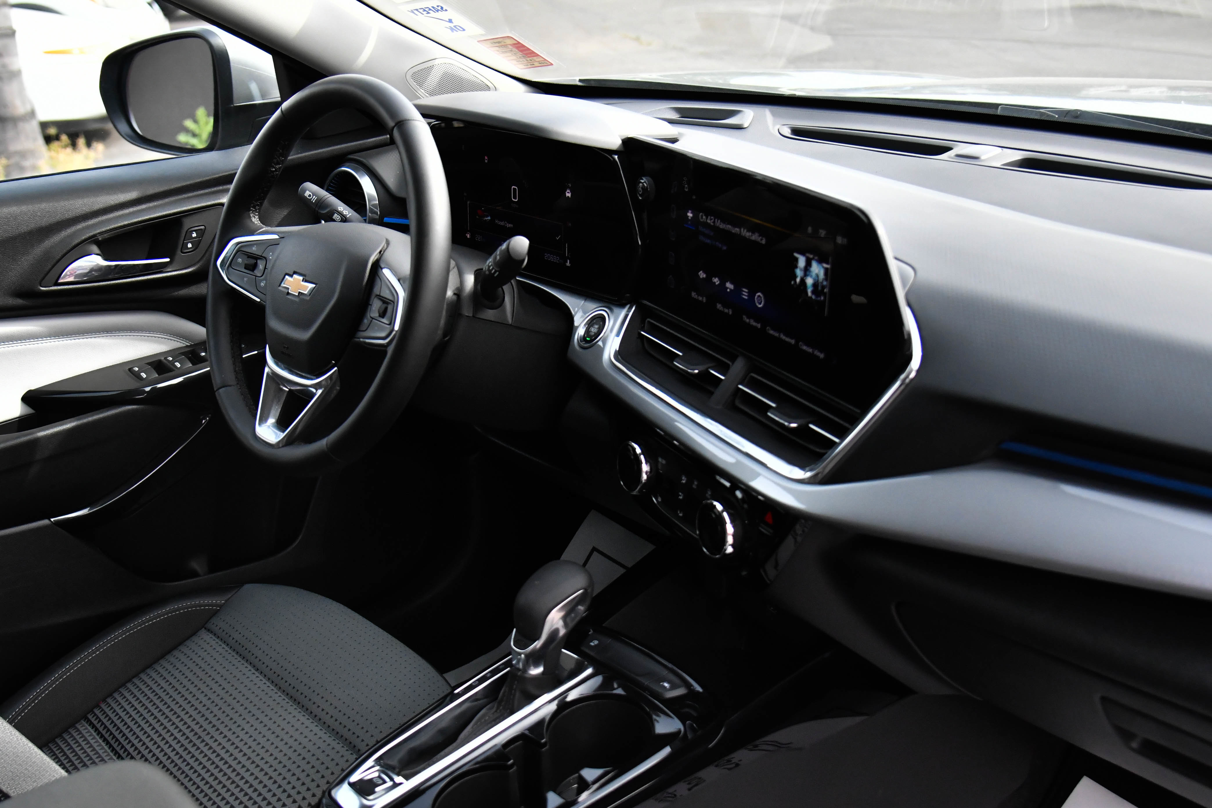 Used 2025 Chevrolet Trax LT w/ LT Convenience Package FWD image 44