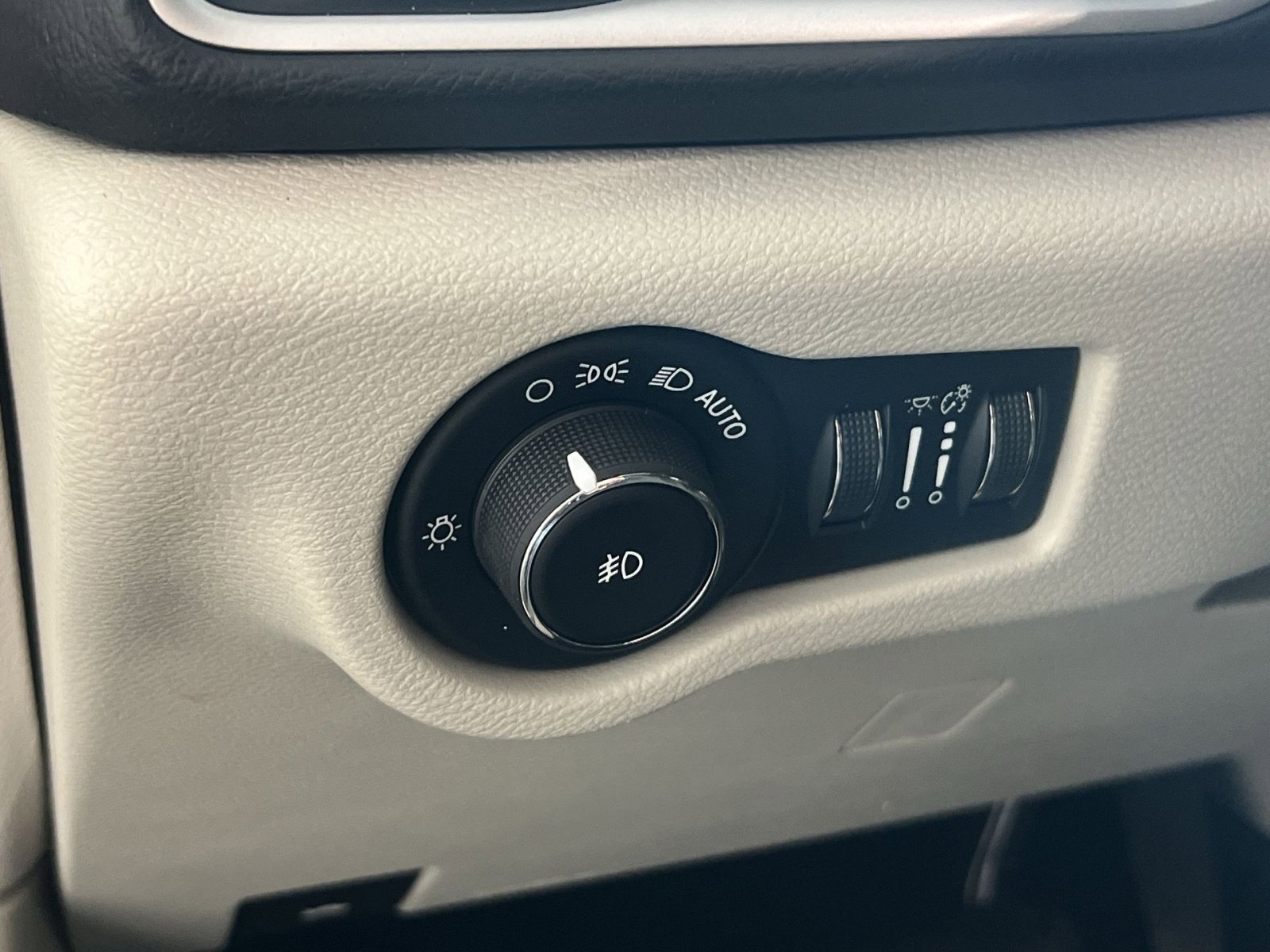 Used 2019 Chrysler Pacifica Touring Plus w/ Tire & Wheel Group FWD image 33
