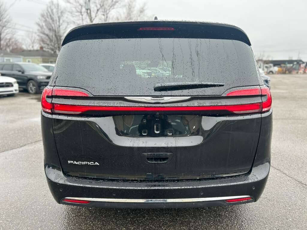Used 2026 Chrysler Pacifica Select image 6