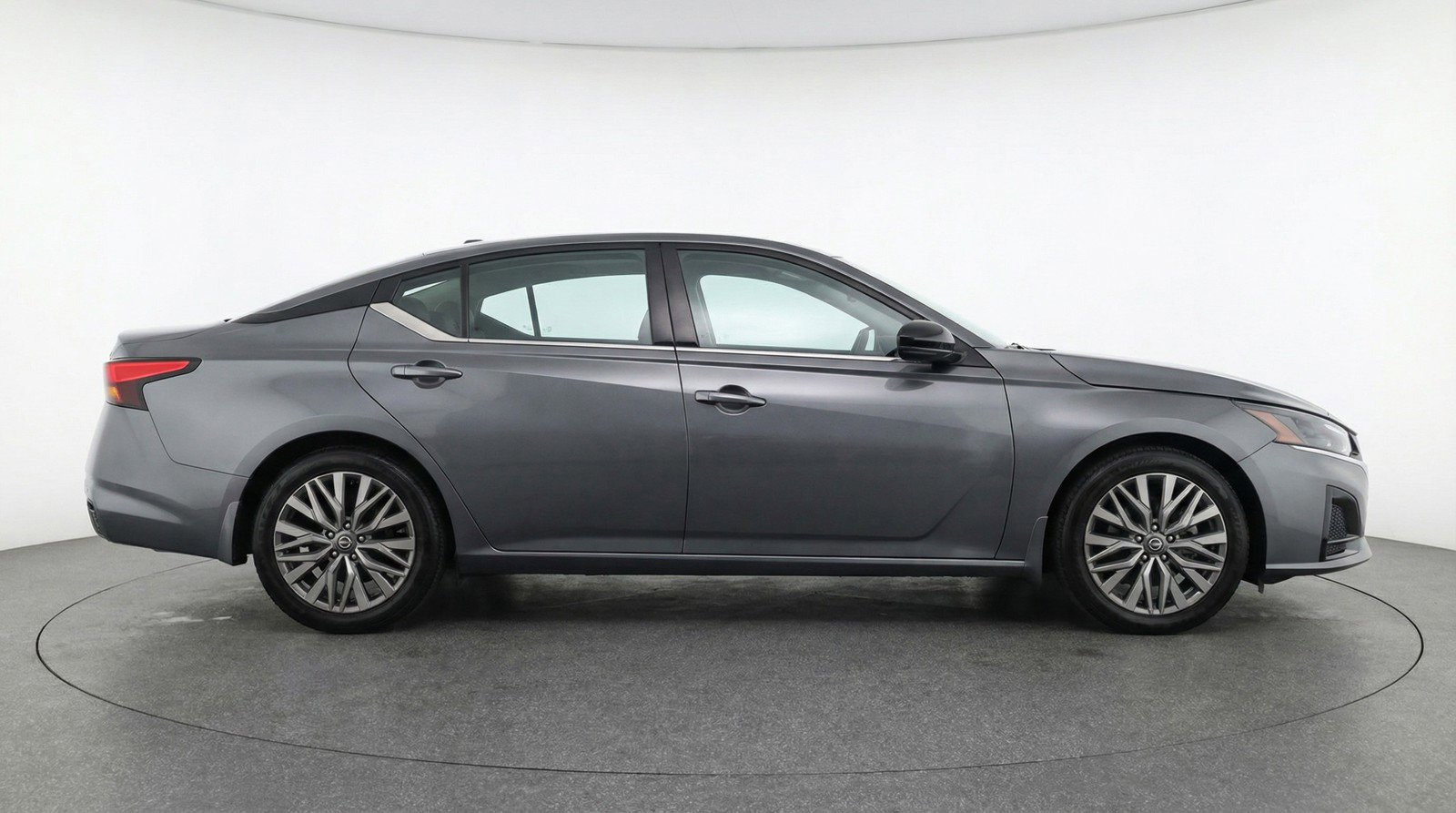 Used 2025 Nissan Altima 2.5 SV FWD image 11