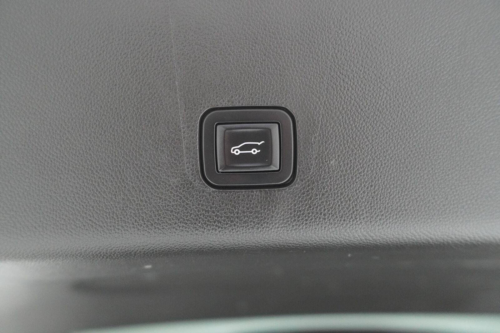 Used 2018 Chevrolet Traverse Premier w/ Driver Confidence II Package FWD image 36