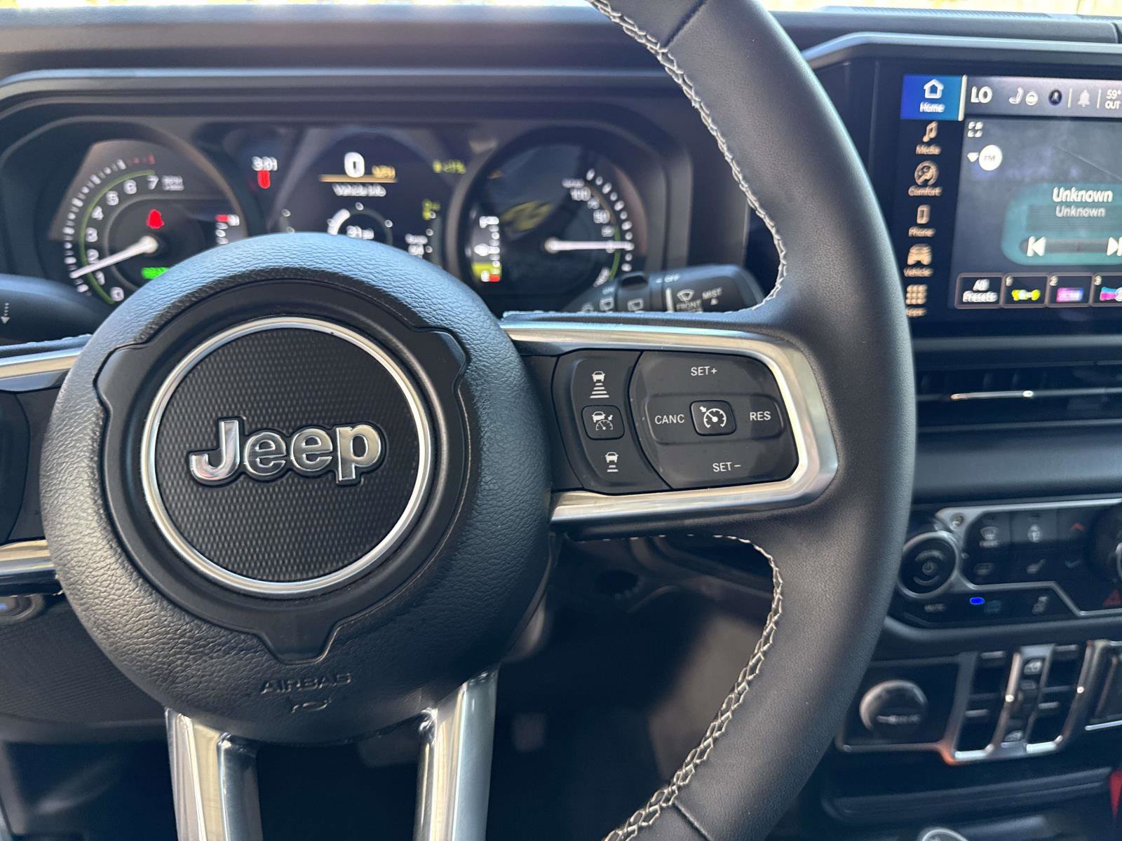 Used 2025 Jeep Wrangler Sahara w/ Safety Group image 29