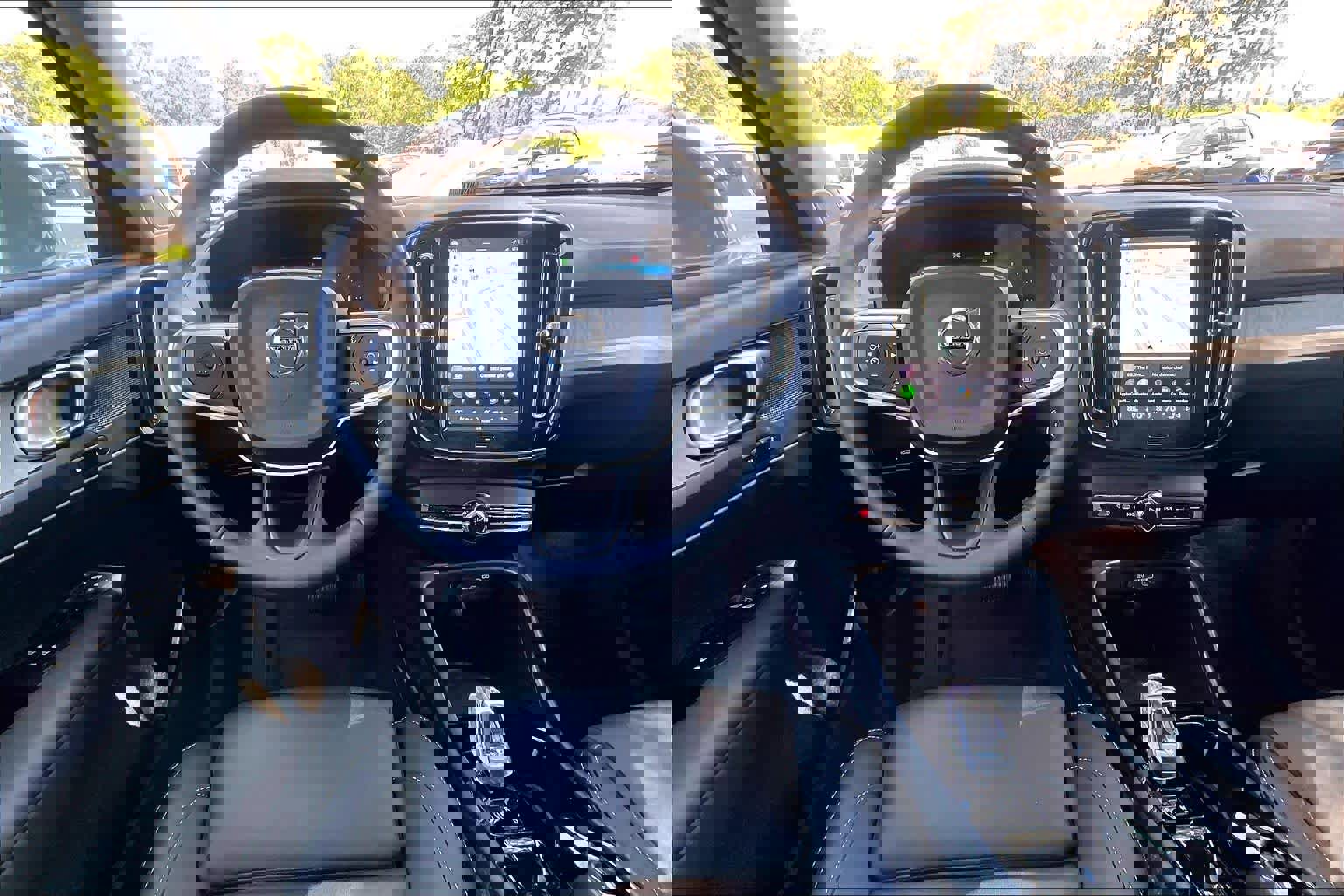 Used 2025 Volvo XC40 B5 Plus AWD/4WD image 6