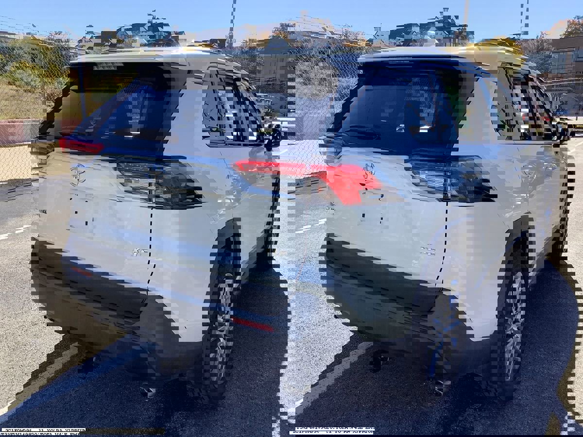 Used 2021 Toyota RAV4 XLE Premium image 6