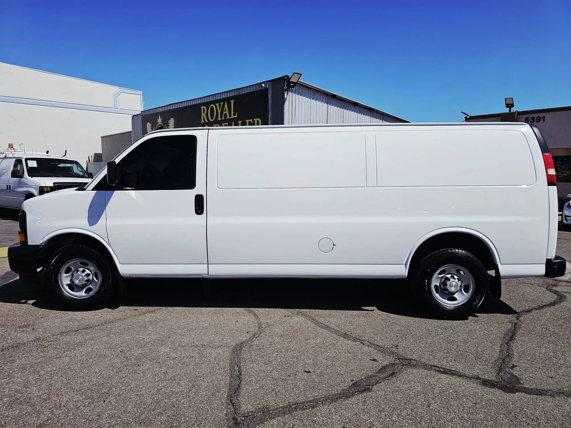 Used 2017 Chevrolet Express 3500 Extended RWD image 8