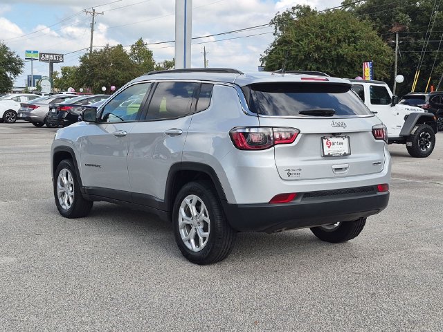Used 2024 Jeep Compass Latitude AWD/4WD image 5