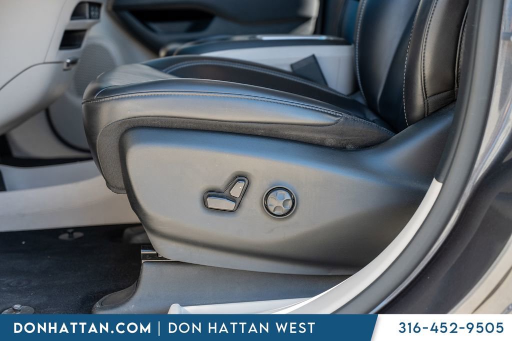 Used 2023 Chrysler Pacifica Touring-L image 19