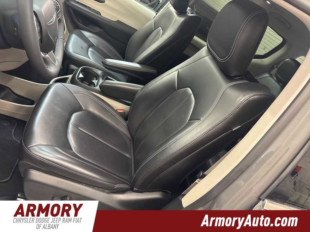 Used 2023 Chrysler Pacifica Touring-L w/ Uconnect Theater Family Group image 13