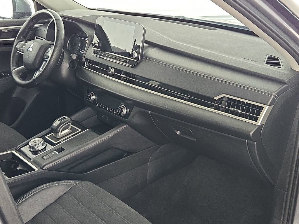 Used 2024 Mitsubishi Outlander SE image 34