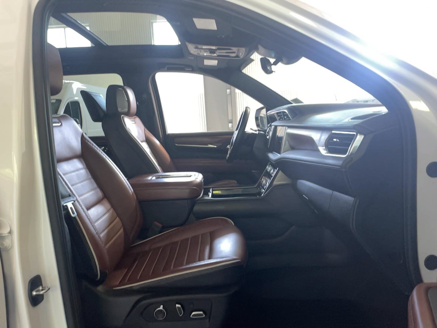 Used 2024 GMC Yukon XL Denali Ultimate AWD/4WD image 20