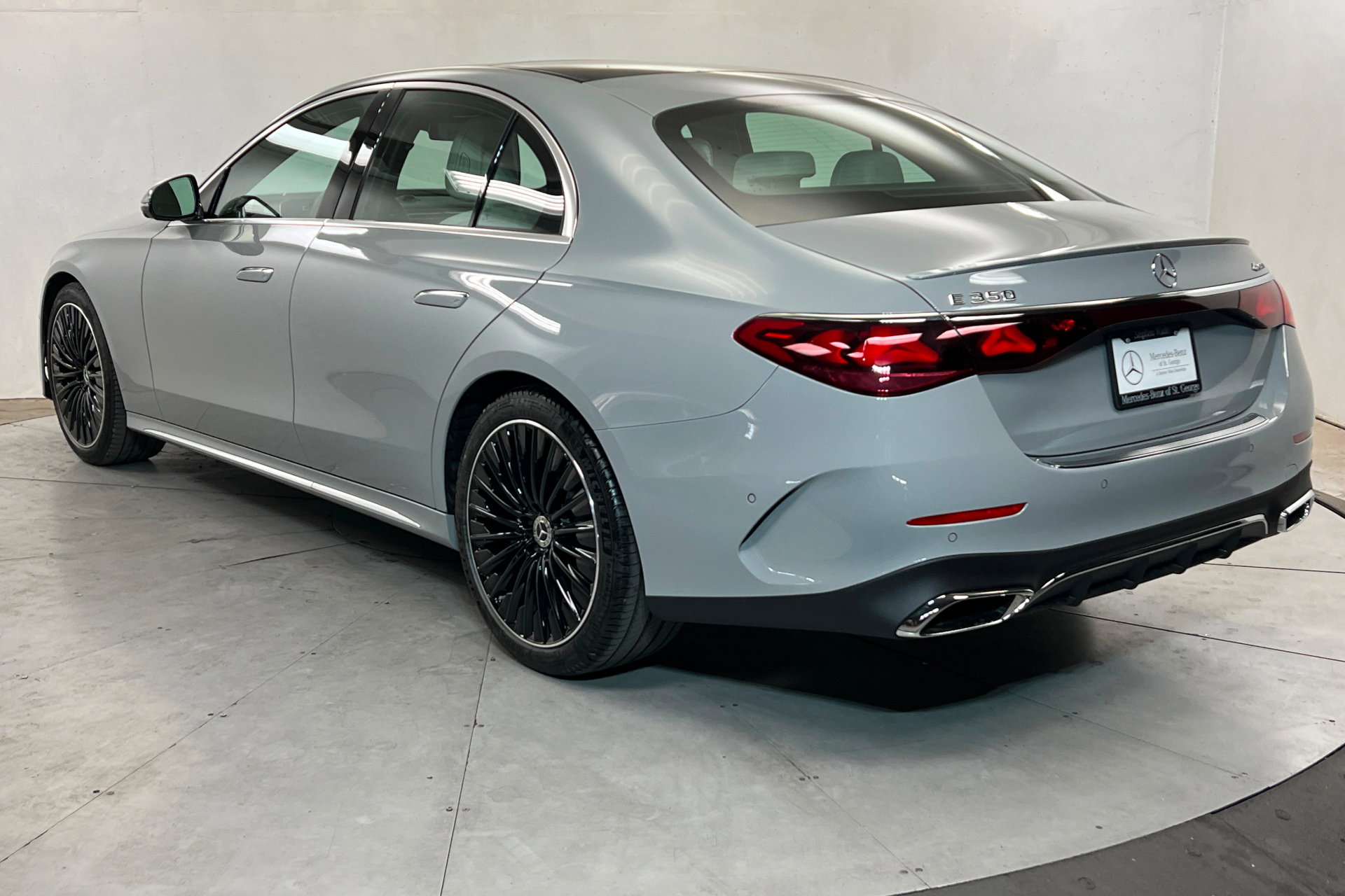 New 2026 Mercedes-Benz E 350 4MATIC Sedan image 3