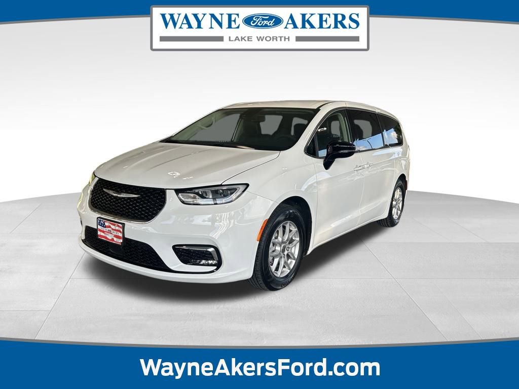 Used 2024 Chrysler Pacifica Touring-L image 1