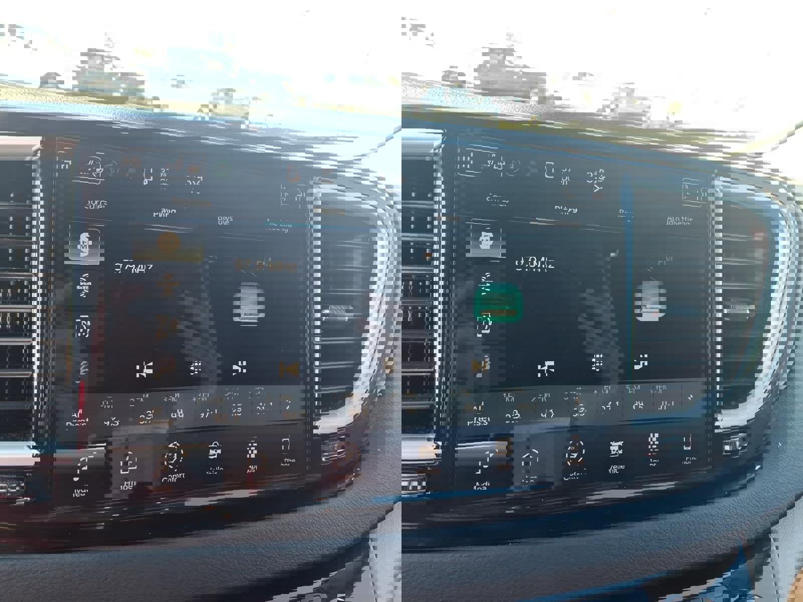 Used 2023 Chrysler Pacifica Touring-L image 14