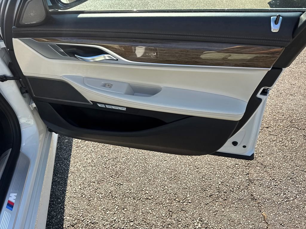 Used 2018 BMW 750i image 14