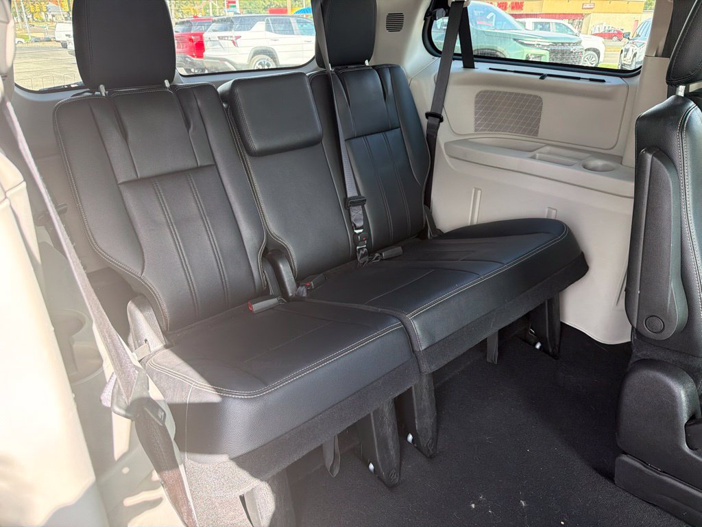Used 2015 Chrysler Town & Country Touring-L w/ Driver Convenience Group FWD image 13