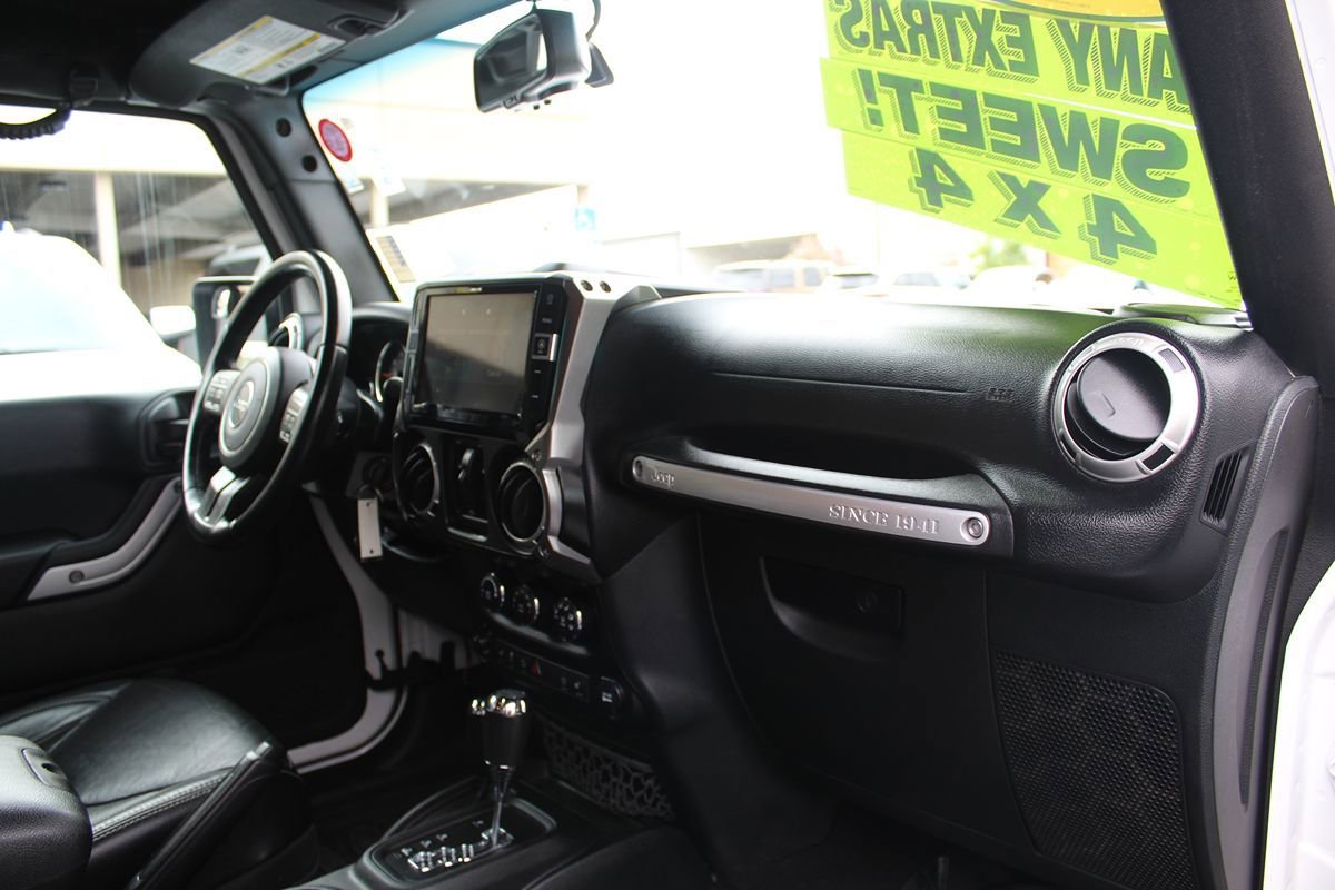 Used 2018 Jeep Wrangler Unlimited Rubicon w/ Connectivity Group AWD/4WD image 22