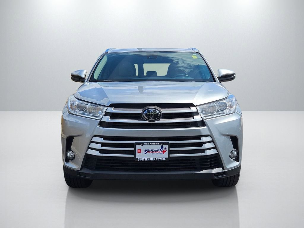 Used 2019 Toyota Highlander XLE FWD image 2