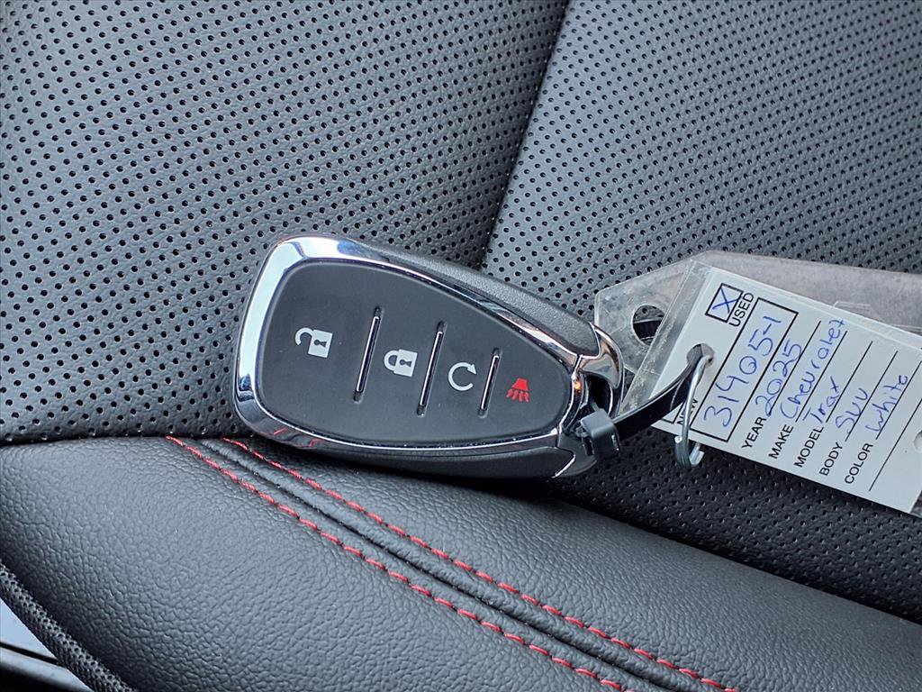 Used 2025 Chevrolet Trax RS w/ Sunroof Package image 16