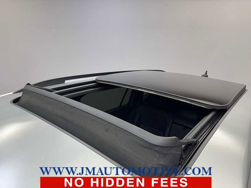 Used 2021 Volkswagen Tiguan SE R-Line image 11