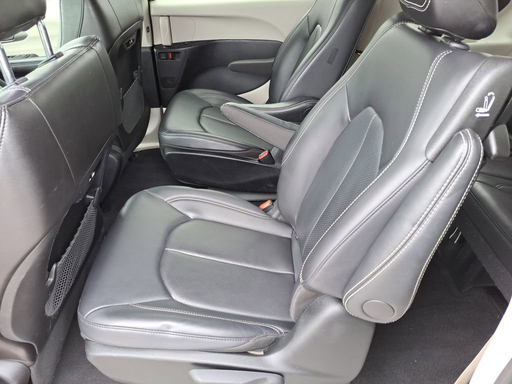 Used 2024 Chrysler Pacifica Select image 15