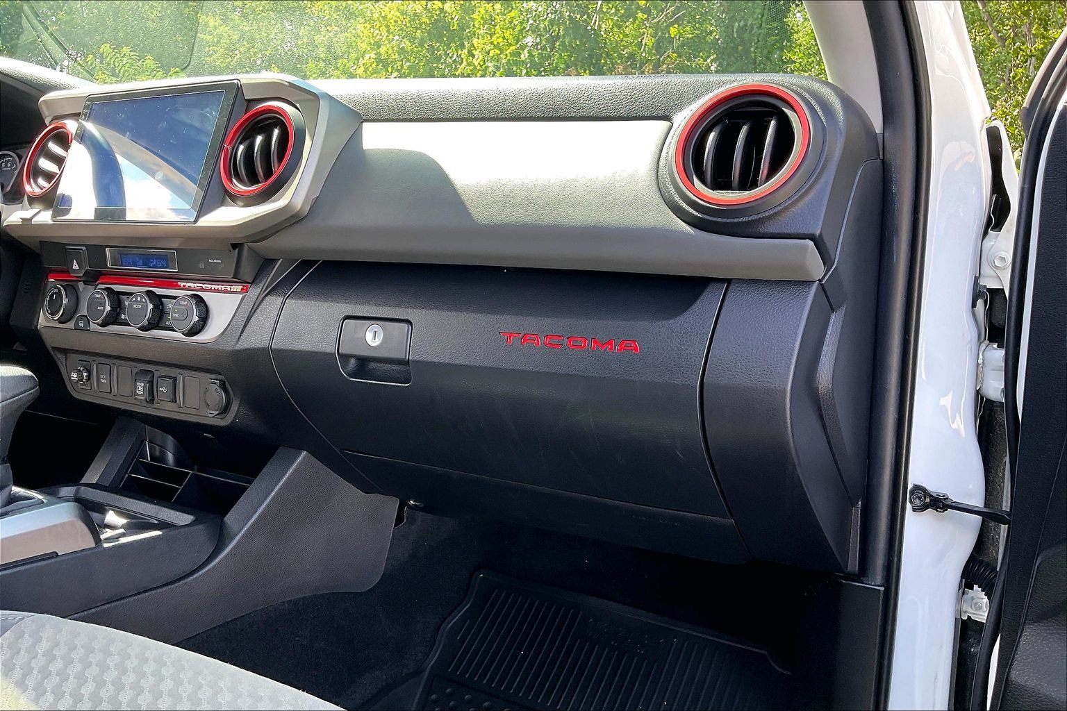 Used 2022 Toyota Tacoma SR5 AWD/4WD image 15