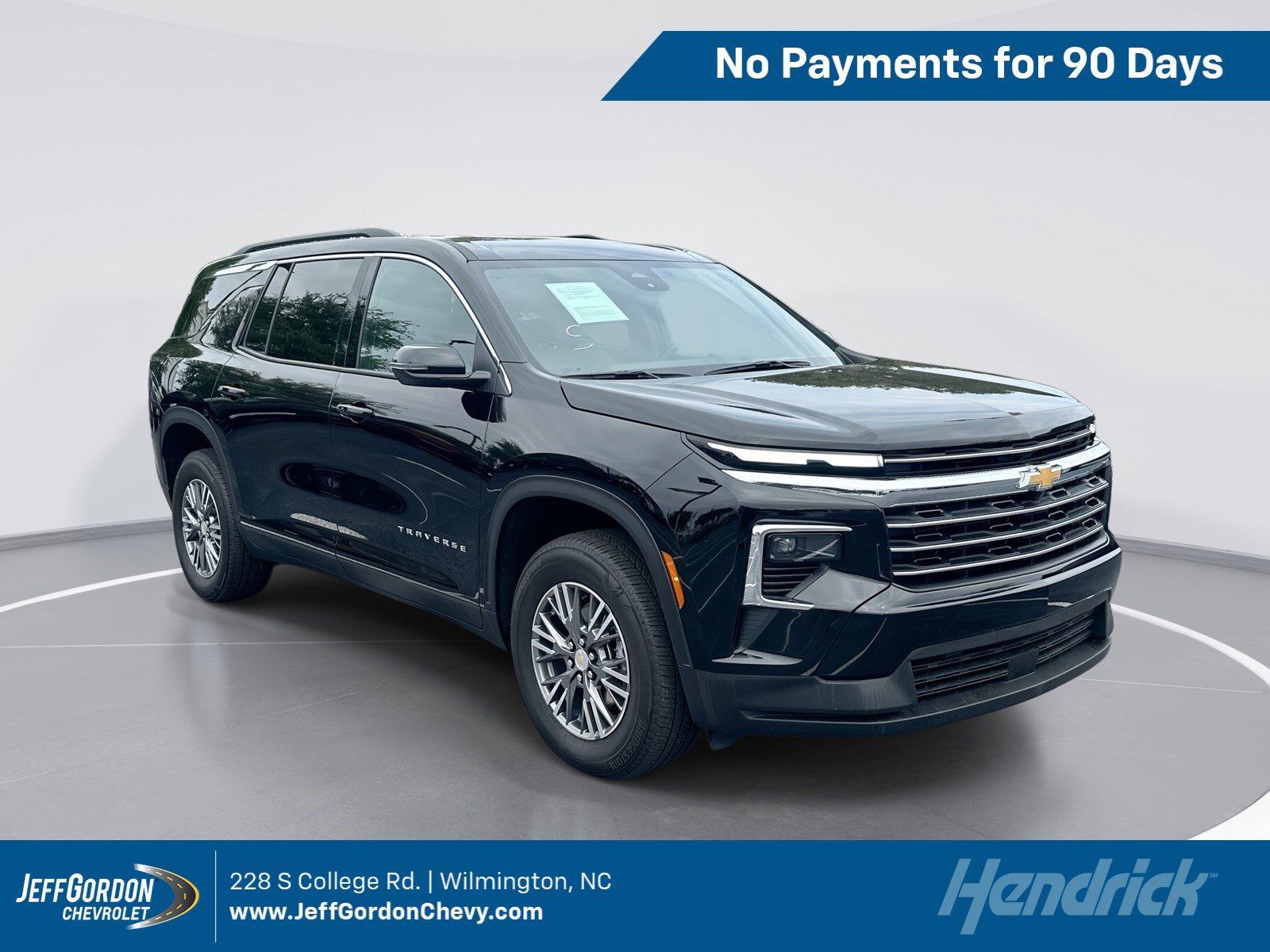 Used 2025 Chevrolet Traverse LT FWD image 1