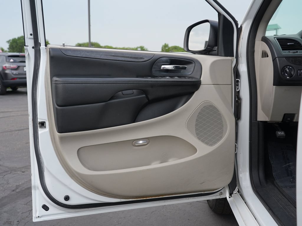 Used 2018 Dodge Grand Caravan SE w/ UConnect Hands-Free Group FWD image 12