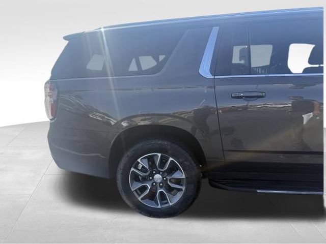 Used 2021 Chevrolet Suburban LS w/ Driver Alert Package AWD/4WD image 4