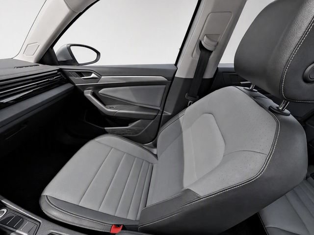 Used 2025 Volkswagen Jetta SE FWD image 18