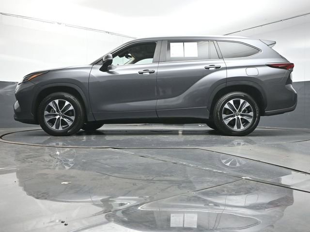 Used 2024 Toyota Highlander XLE FWD image 36
