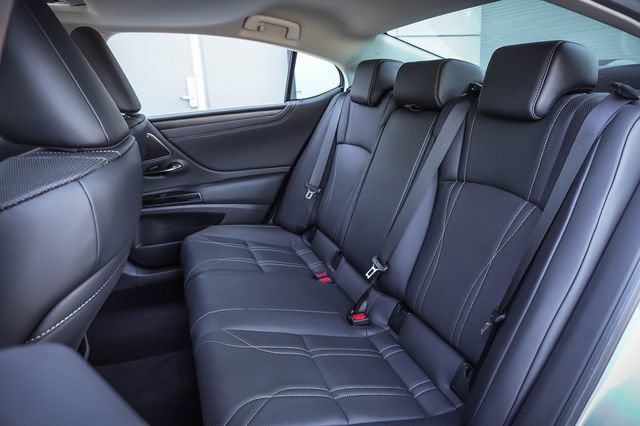 Certified 2025 Lexus ES 300h w/ Luxury Package FWD image 18