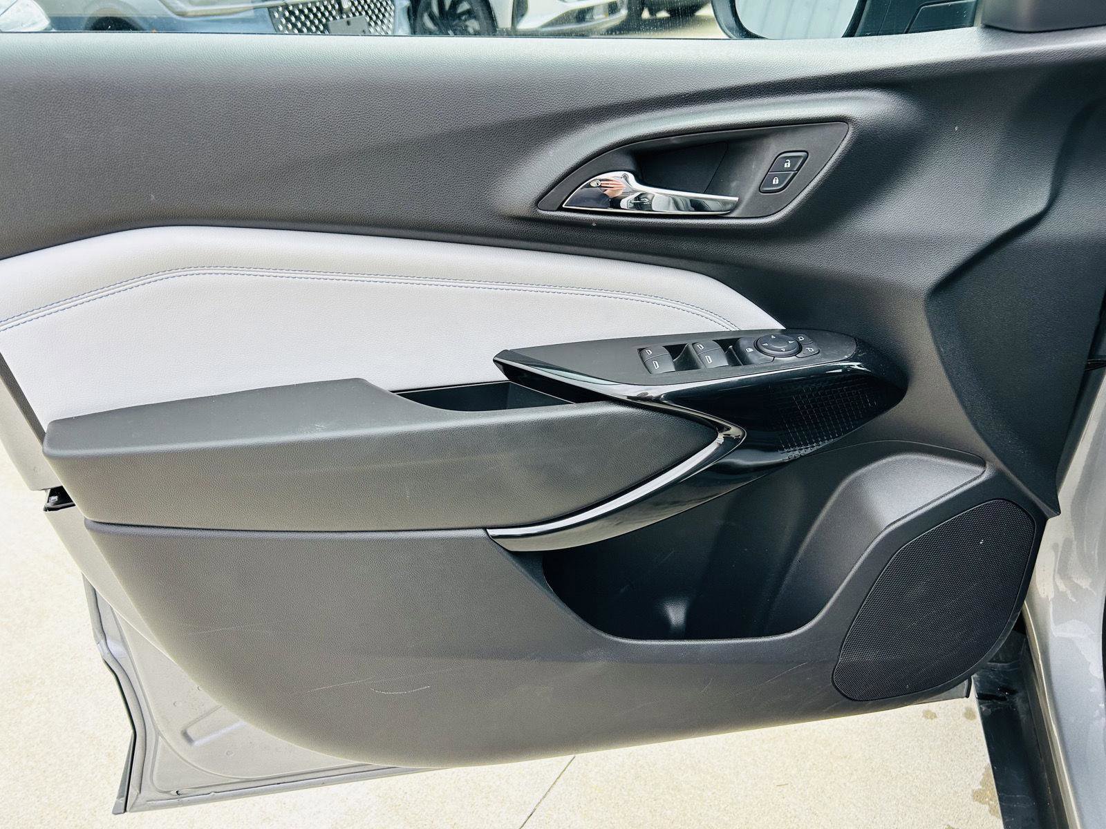 Used 2025 Chevrolet Trax LT w/ Driver Confidence Package image 11