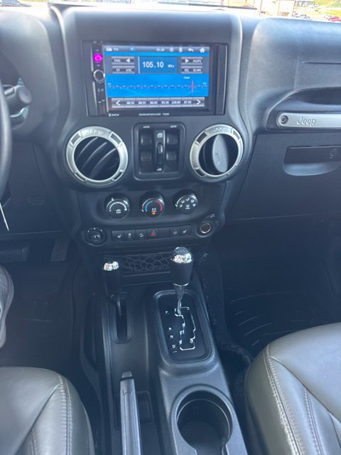 Used 2017 Jeep Wrangler Unlimited Sahara w/ Connectivity Group AWD/4WD image 17